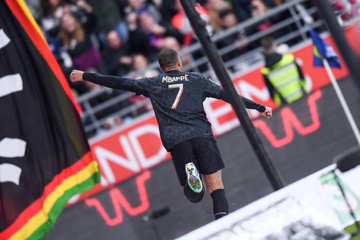 Kylian Mbappe wyląduje w Bundeslidze? "Podjechałbym po niego rowerem"