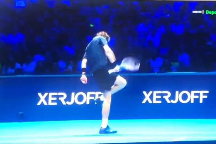 Dziwne sceny podczas turnieju ATP Finals. Czołowy tenisista nagle oszalał, zaczął uderzać się rakietą [WIDEO]