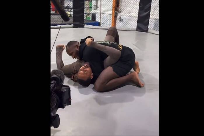Rio Ferdinand sprawdził się w MMA. Legenda futbolu została przygwożdżona przez gwiazdę UFC [WIDEO]