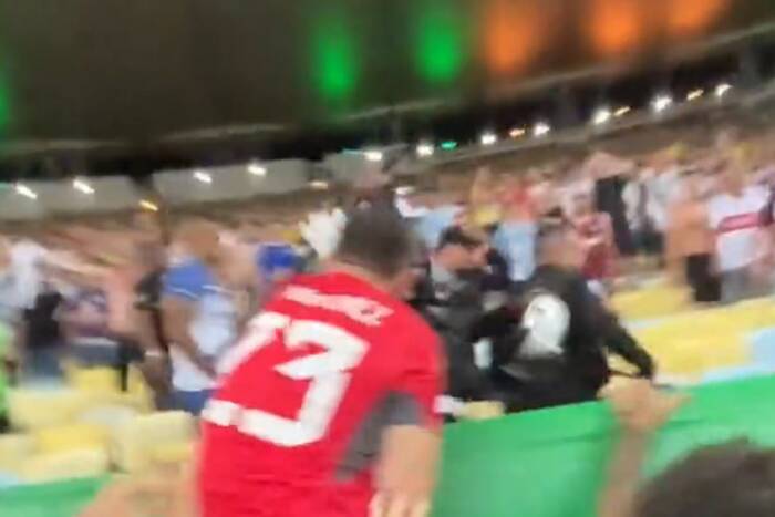 Piłkarz próbował walczyć z policją, zamieszki na trybunach! Skandal przed meczem Brazylia - Argentyna [WIDEO]