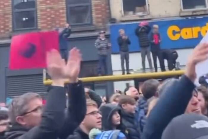 Kibice grzmią po decyzji władz Premier League. Ogromny protest na ulicach miasta. "Korupcja" [WIDEO]