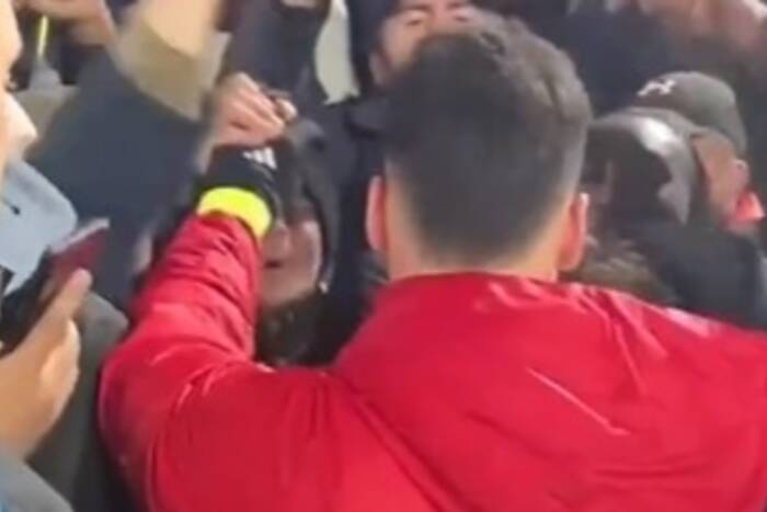 Piękne sceny po meczu Arsenalu. Piłkarz świętował razem z ojcem wśród kibiców "Kanonierów" [WIDEO]