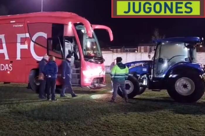 Autokar znanego klubu zakopał się w błocie. Potrzebna była pomoc służb [WIDEO]