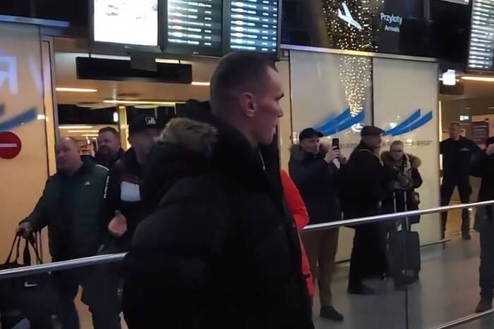 Mateusz Masternak wrócił do Polski. Tak przywitali go kibice obecni na lotnisku [WIDEO]