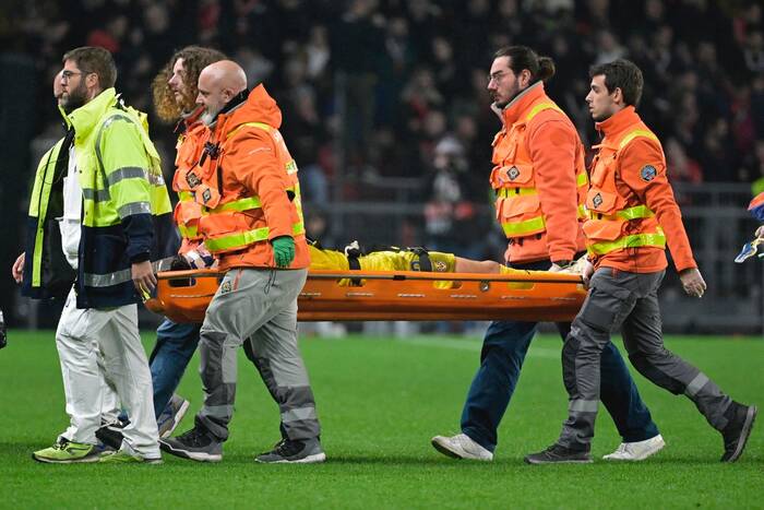 Piłkarz padł na murawę, został przewieziony do szpitala. Dramatyczne sceny podczas meczu Ligi Europy