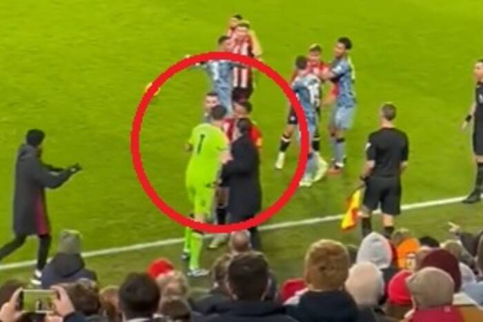 Zaskakujące sceny w Premier League. Unai Emery wbiegł na boisko i przerwał szarpaninę [WIDEO]