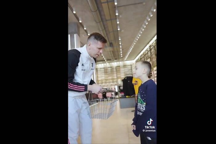 Piękny gest Szczęsnego, zrobił prezent młodemu kibicowi. "Za wszystko zapłaci Juve" Piękny gest Szczęsnego, zrobił prezent młodemu kibicowi. "Za wszystko zapłaci Juve"