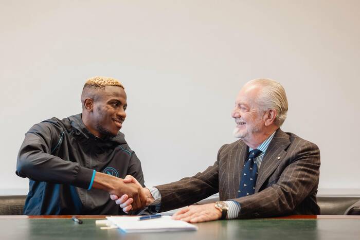 Osimhen i De Laurentiis doszli do porozumienia. Przyszłość Nigeryjczyka oficjalnie wyjaśniona Osimhen i De Laurentiis doszli do porozumienia. Przyszłość Nigeryjczyka oficjalnie wyjaśniona
