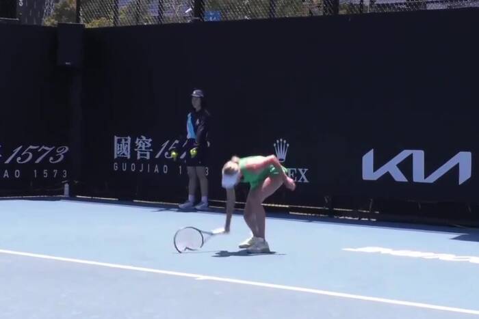 Rosyjska skandalistka wpadła w furię na Australian Open. Rywalka musiała sprzątać po niej kort [WIDEO]