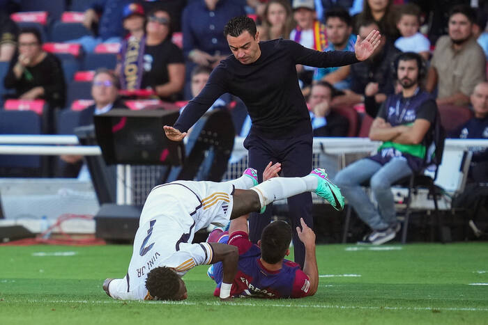 "Roz***ię go. Nie będzie co zbierać". Piłkarz FC Barcelony wściekł się na Viniciusa. Padły bardzo ostre słowa