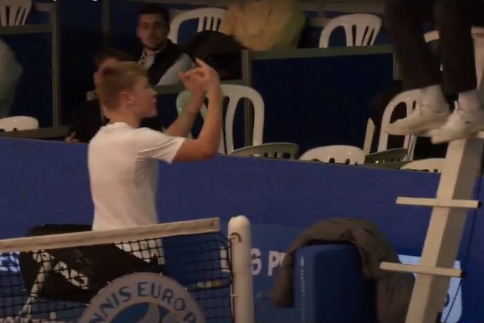 Tenisista wywołał skandal w trakcie meczu. Nie krył frustracji, sędzia wyrzucił go z kortu [WIDEO]