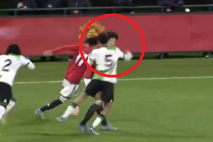 Brutalny faul młodego piłkarza Liverpoolu. Zaatakował rywala pięścią. Niewiarygodna reakcja arbitra [WIDEO]