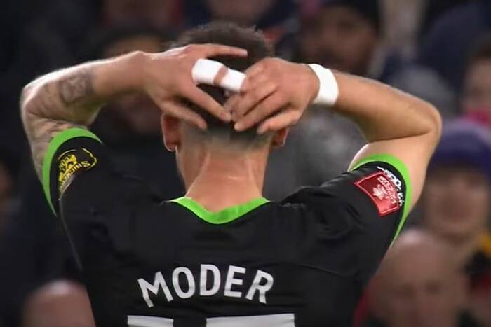 Moder wrócił do składu Brighton, był o włos od pięknego gola. Zabrakło niewiele, media oceniły Polaka [WIDEO]