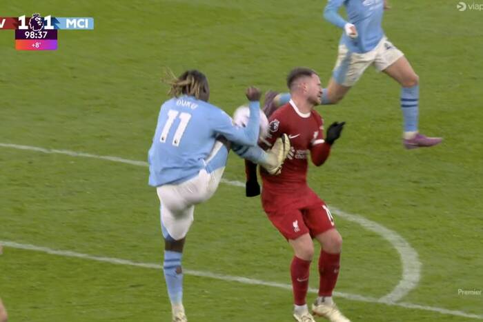 Ogromna kontrowersja w końcówce hitu Premier League! Piłkarz Liverpoolu padł po ciosie rodem z kung-fu [WIDEO]