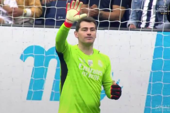 Kuriozalne zachowanie Ikera Casillasa w meczu legend. Przypadkowo przyłożył koledze z boiska [WIDEO]