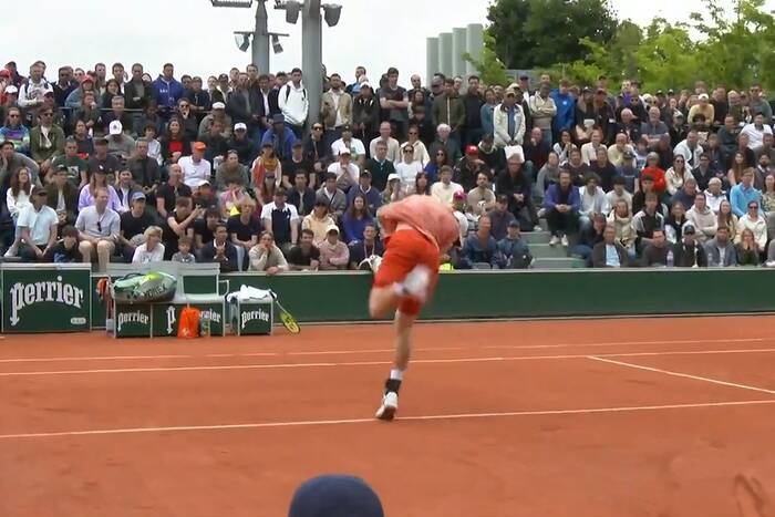 Bolesne sceny na Roland Garros. Ustrzelił go prosto w twarz [WIDEO]