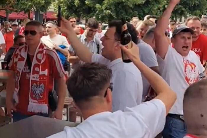 "A sznycel ch**a zrobi nam". Polscy kibice bawią się w Berlinie [WIDEO]