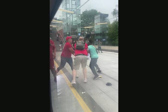 Kibic opluty i wypchnięty z pociągu. Skandal na EURO [WIDEO]