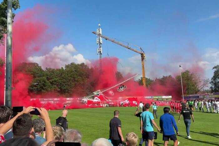 Oprawa zmiażdżyła fanów. Straszny wypadek w Holandii [WIDEO]