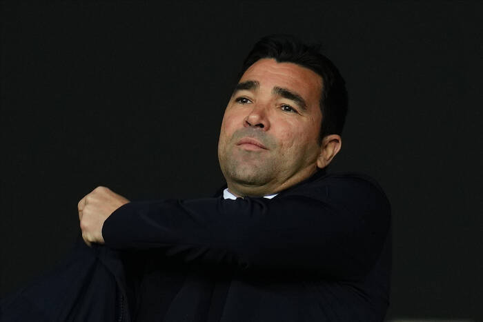 Deco ujawnił plany na letnie okno transferowe. Porównał Barcelonę z Manchesterem City