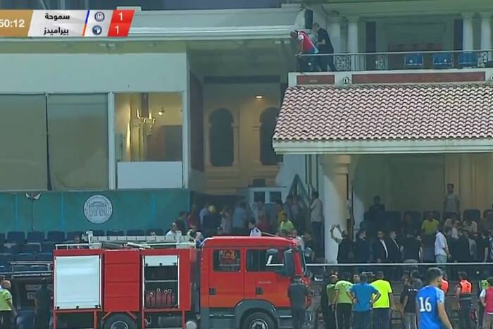 Pożar w trakcie meczu! Wóz strażacki wjechał na stadion [WIDEO]