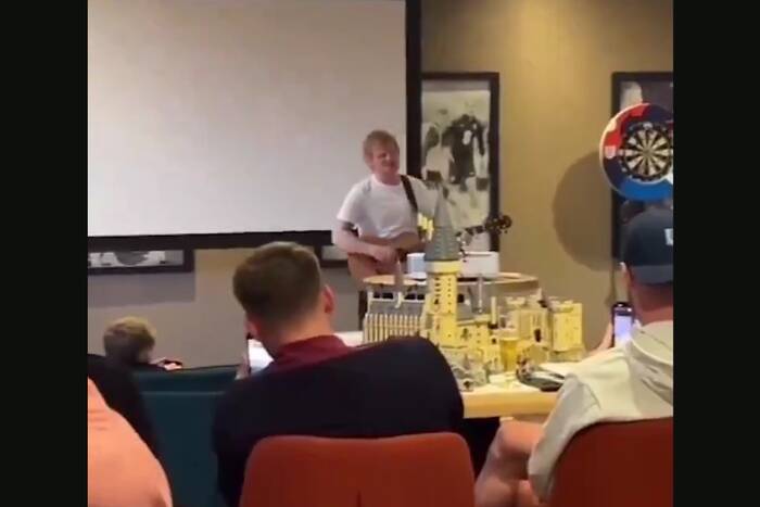 Gwiazdor motywował Anglików. Zaskakujące obrazki na EURO [WIDEO]