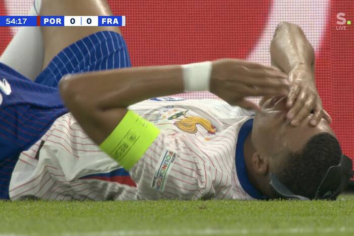 Mbappe runął na boisko. Dostał w twarz [WIDEO]
