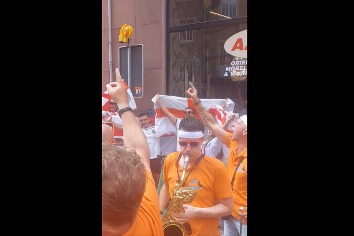 Otoczyli angielskich kibiców i się zaczęło. Ależ atmosfera [WIDEO]