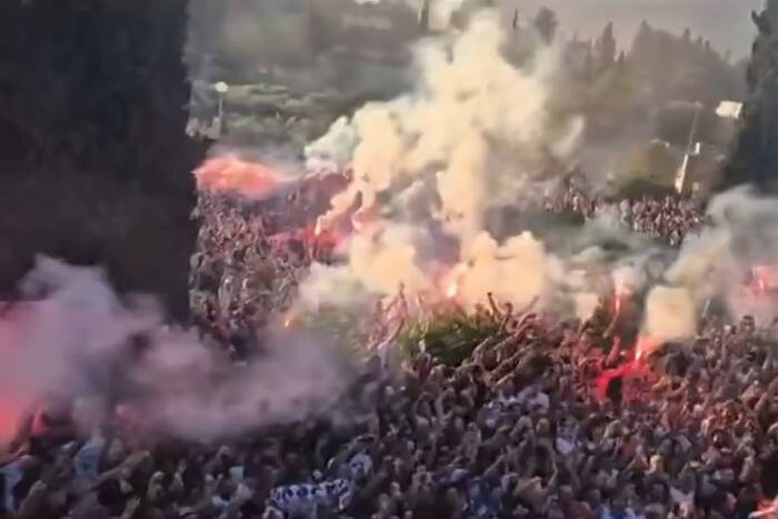 Szok! Kibice oszaleli. Słynny piłkarz przywitany jak król [WIDEO]