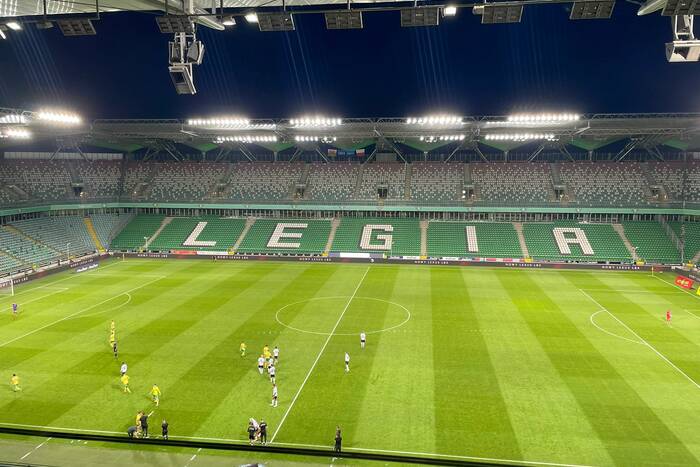 Smutny widok przy Łazienkowskiej. Legia gra bez wsparcia kibiców [WIDEO]