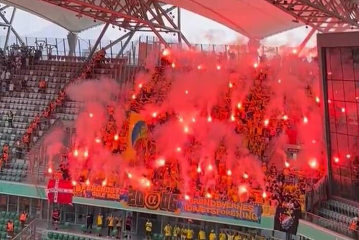 Ogień na stadionie Legii. "Kibice Brondby poddymili" [WIDEO]