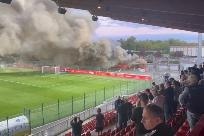 Kolosalny pożar na stadionie. Kibice ewakuowani [WIDEO]