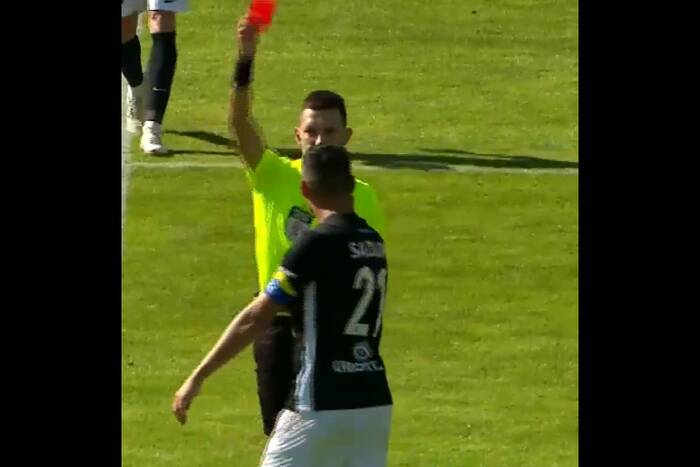 Polak zaczął oklaskiwać arbitra. Wyleciał z boiska [WIDEO]