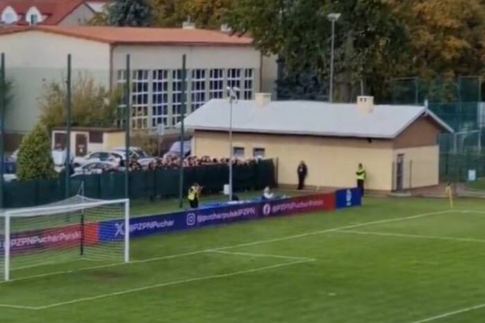 Kibice Wisły obeszli wyjazdowy zakaz. Ponad 300 fanów na meczu Pucharu Polski [WIDEO]