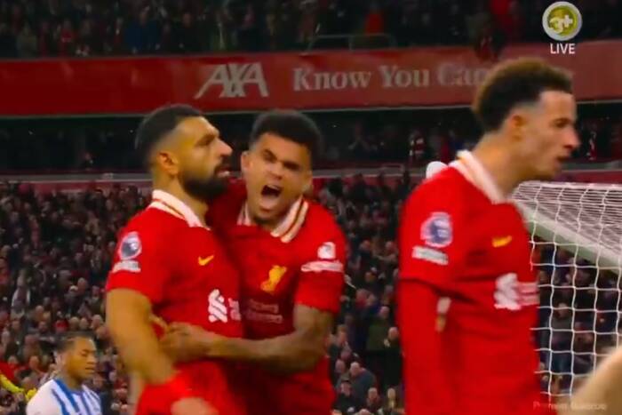 Liverpool liderem Premier League! Bajeczna akcja Salaha [WIDEO]