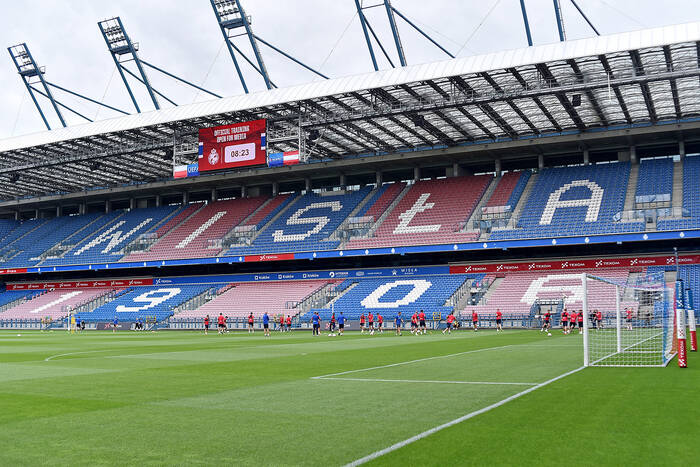 Stadion Wisły Kraków ostrzelany w trakcie meczu! [ZDJĘCIA]