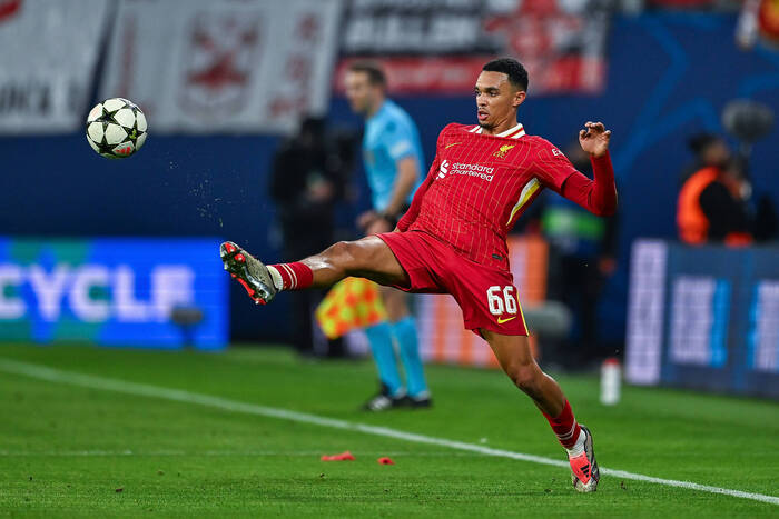 Media: Alexander-Arnold podjął decyzję ws. przyszłości. Mocne stanowisko piłkarza Liverpoolu