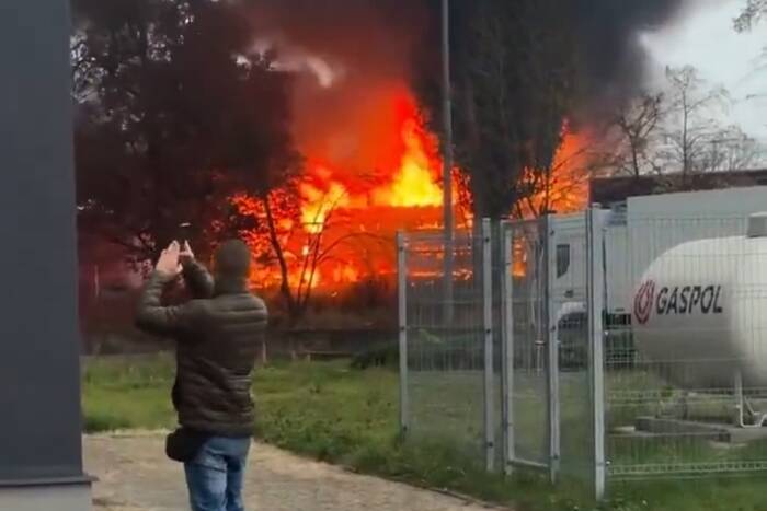 Pożar pociągu, którym kibice Legii przyjechali do Poznania [WIDEO]