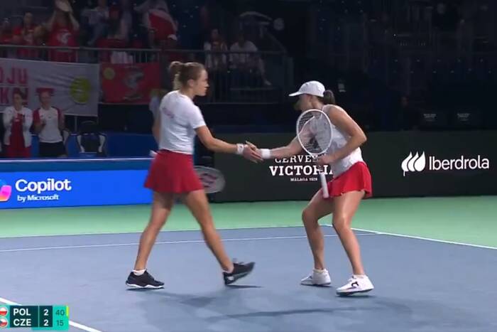 Polki w półfinale Billie Jean King Cup! Zwycięski maraton Świątek na korcie [WIDEO]