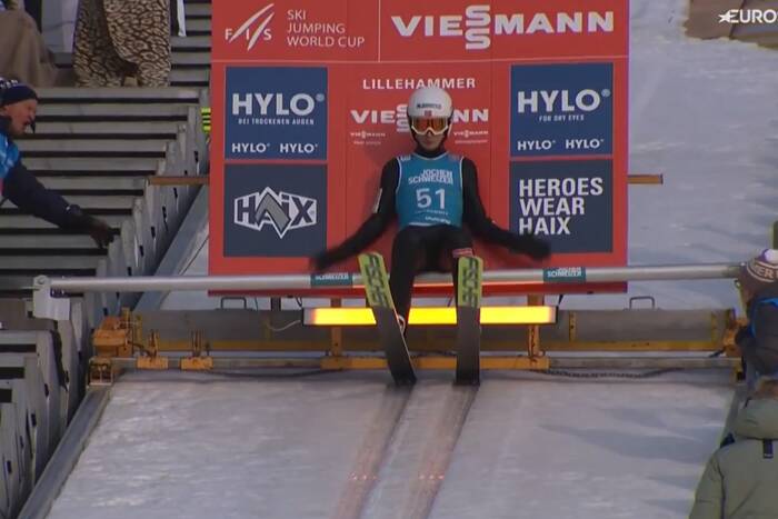 Skandal w Lillehammer! Skoczek zepchnięty z belki, musiał się ratować! [WIDEO]