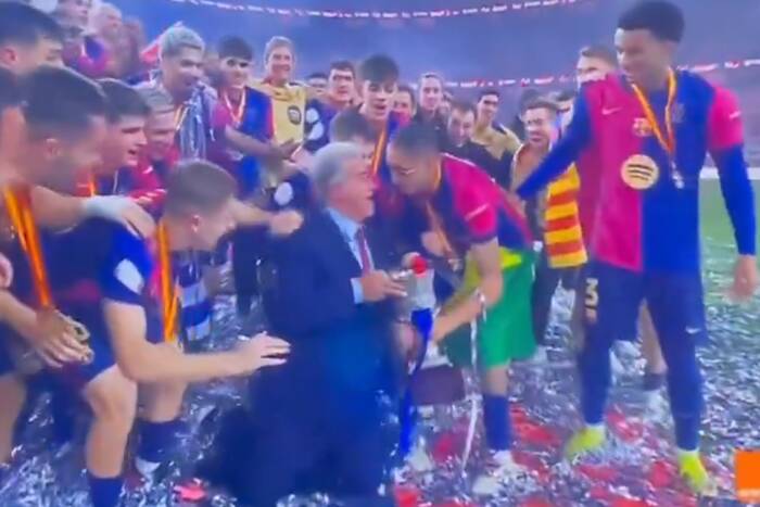 Tak świętowała FC Barcelona. Laporta aż padł na kolana [WIDEO]