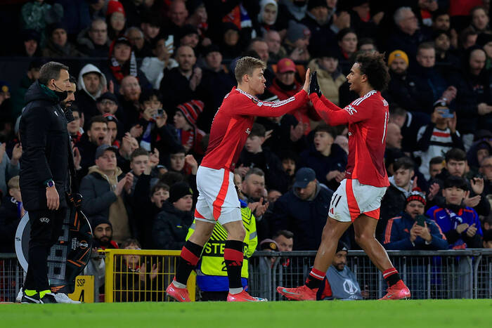 Kolejny kosztowny błąd Manchesteru United. Kibice mają dość. "Chce, ale nie umie"