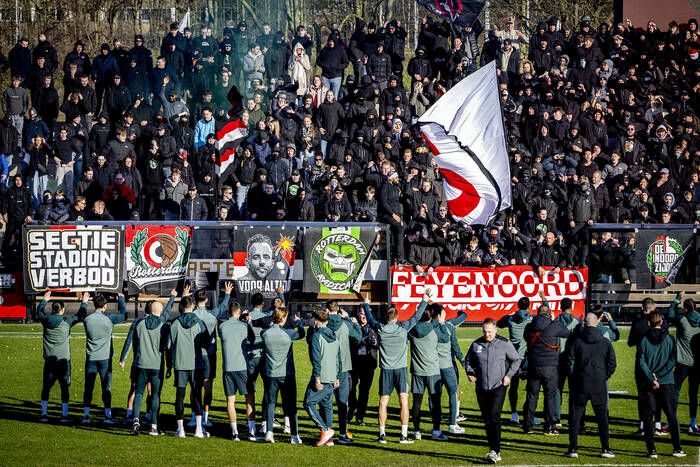 Szaleństwo na treningu Feyenoordu. Moder już wie, czym dla kibiców jest klasyk z Ajaksem [WIDEO]