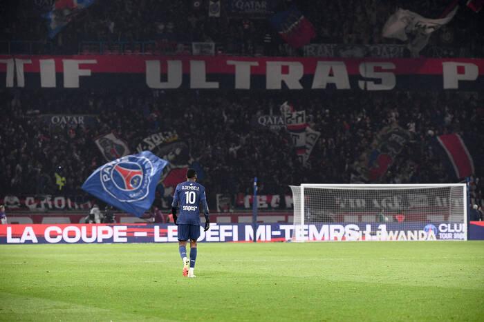 Tak wygląda trybuna na stadionie PSG. Obrazki niczym z muzeum sztuki [WIDEO]