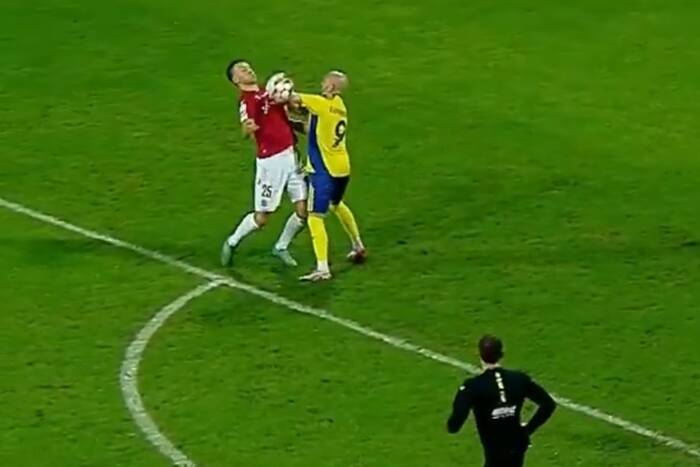 Szok i skandal. Polscy sędziowie znów dali popis. Arbiter ma na tacy, VAR "poszedł na fajkę"