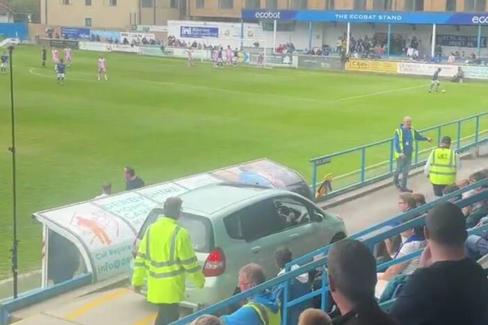 Pomylił stadion z... parkingiem? Kuriozum na meczu w Anglii [WIDEO]