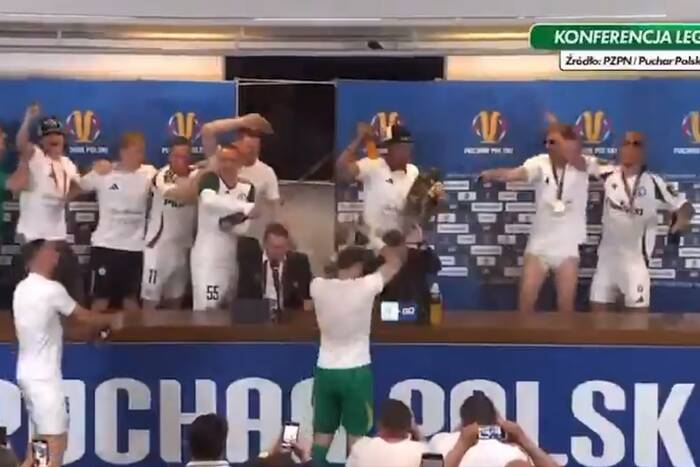 Szaleństwo! Piłkarze Legii wtargnęli na konferencję Feio [WIDEO]