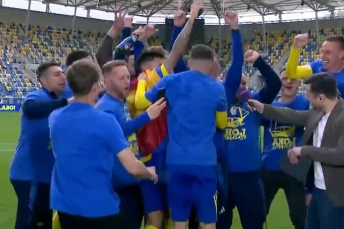 "Teraz nie ma wywiadu, tylko ku*** impreza". Piłkarz Arki wypalił po awansie [WIDEO]