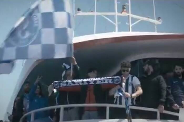Takiej celebracji tytułu jeszcze nie widzieliście. Mistrzowska feta na falach [WIDEO]