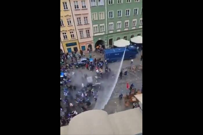 Bitwa kiboli Chelsea i Betisu. Armatka wodna w akcji [WIDEO]